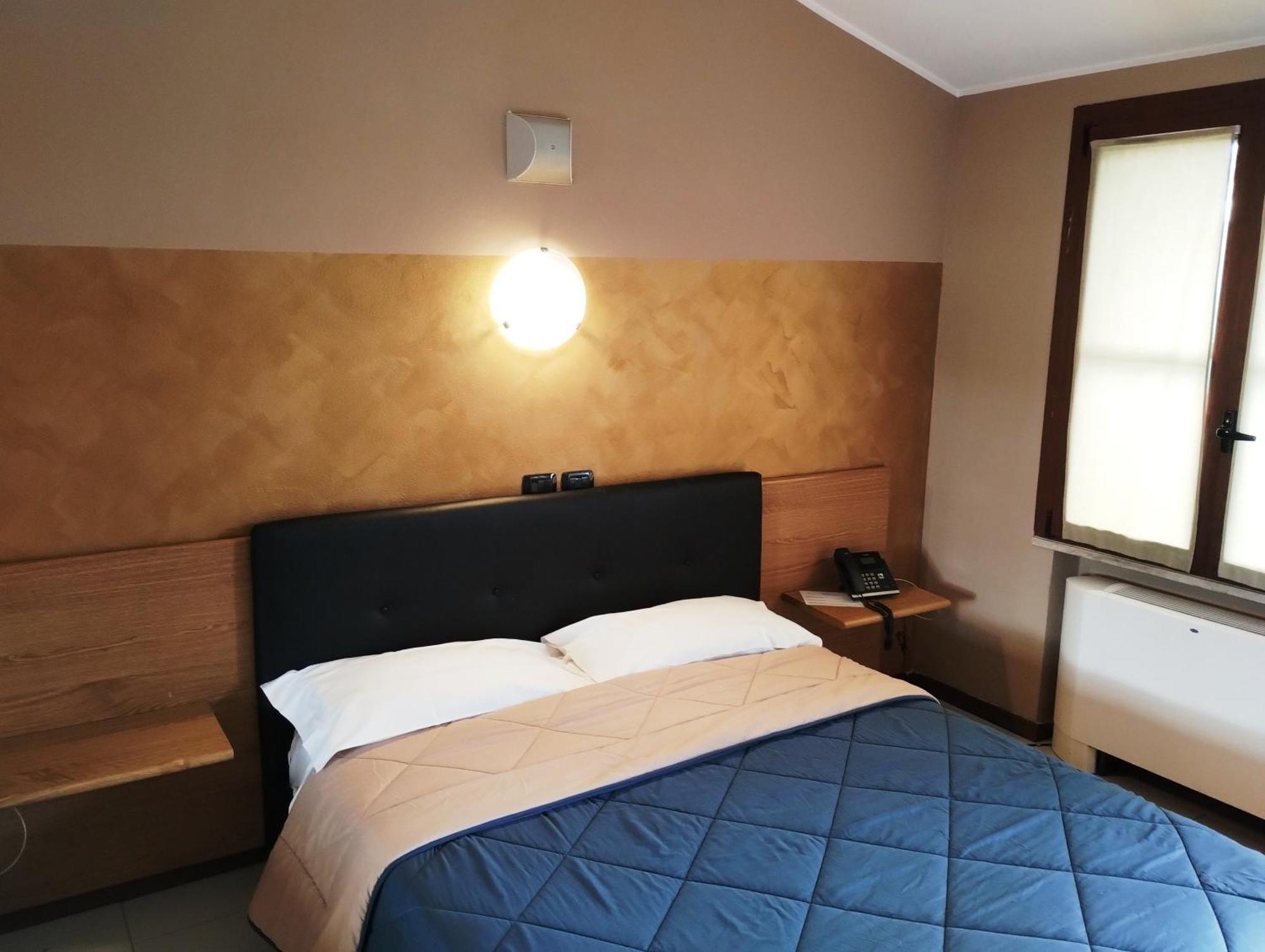 Hotel Motel Est Peschiera Borromeo Exterior photo