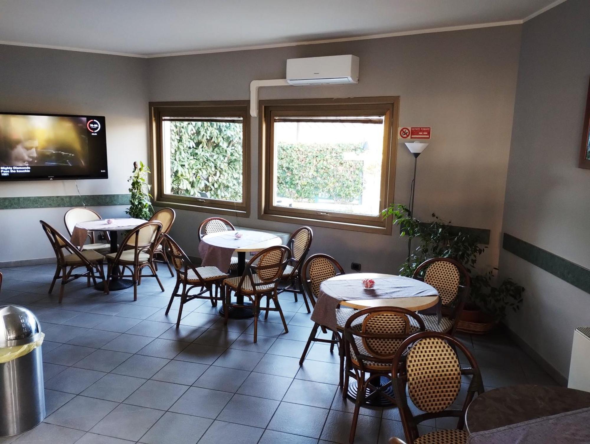 Hotel Motel Est Peschiera Borromeo Exterior photo