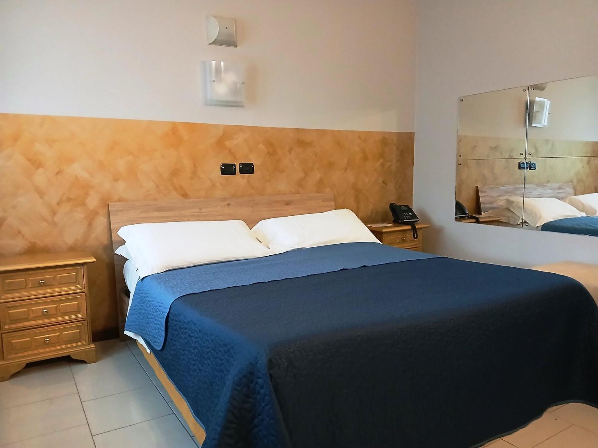 Hotel Motel Est Peschiera Borromeo Exterior photo